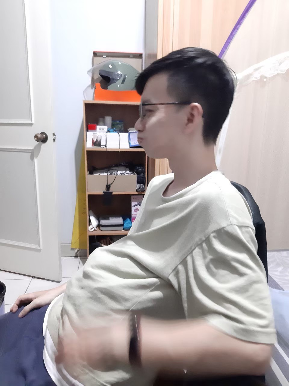 與小均調眼鏡，打桌球，玩模擬市民，叫外送