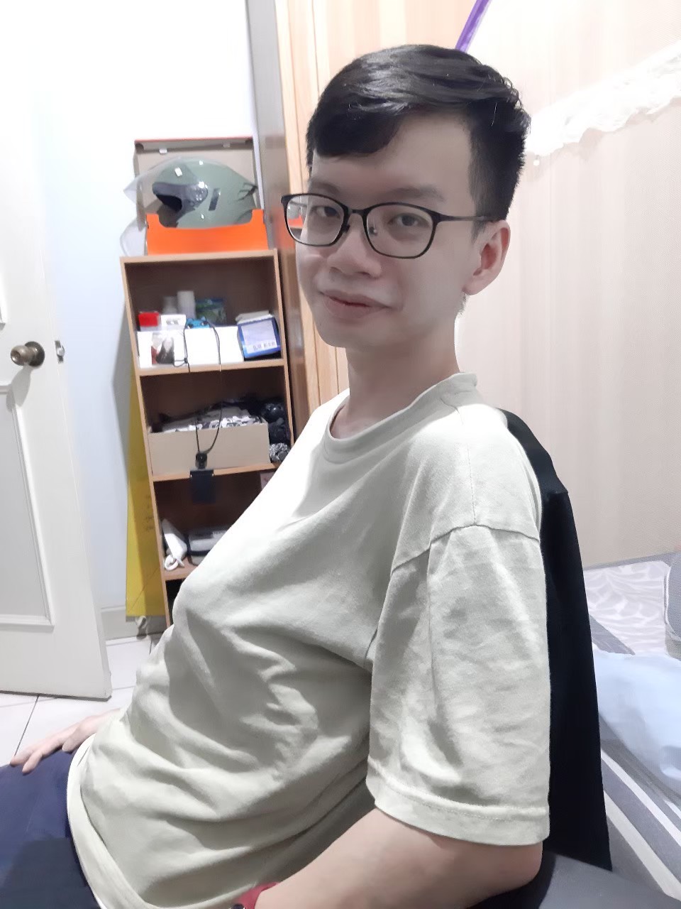 與小均調眼鏡，打桌球，玩模擬市民，叫外送