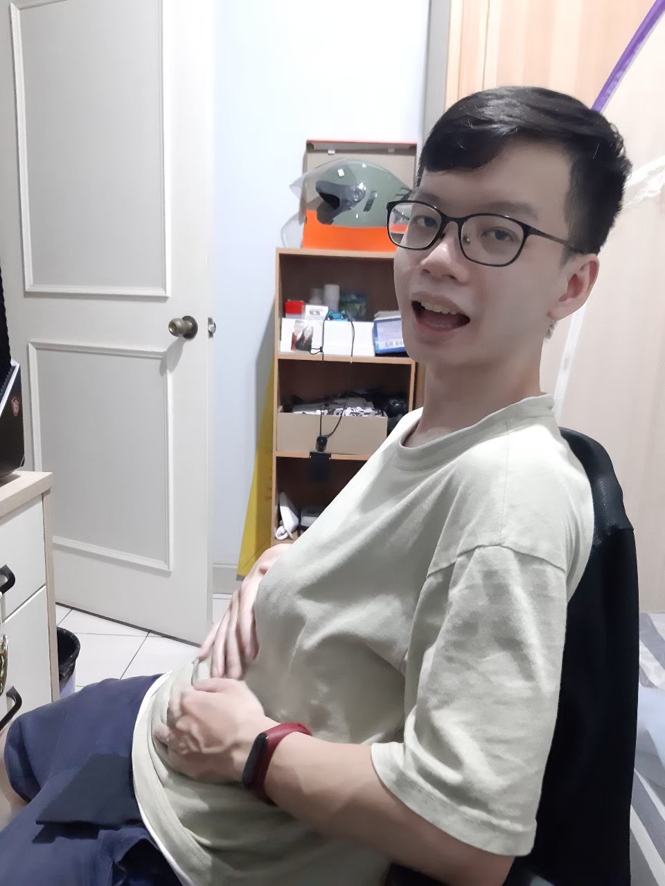 與小均調眼鏡，打桌球，玩模擬市民，叫外送