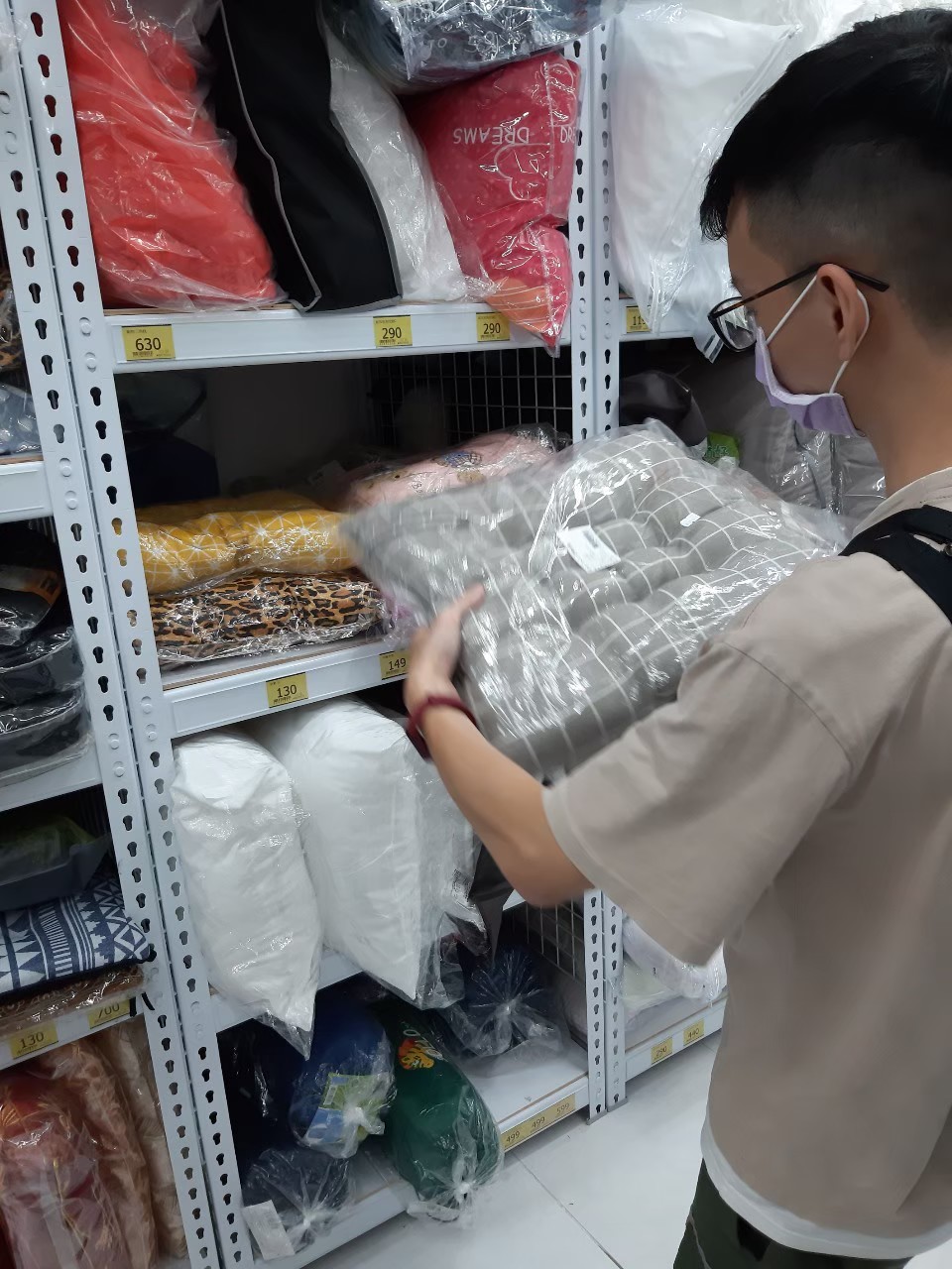 與小均玩overcook，吃點點心，逛街採買，吃南南