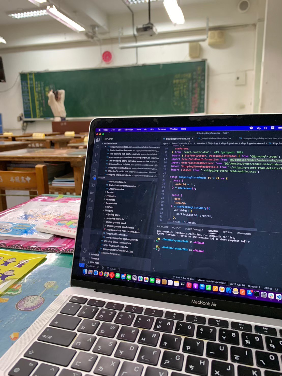 小均陪小金魚上補校課程，吃江湖麵館