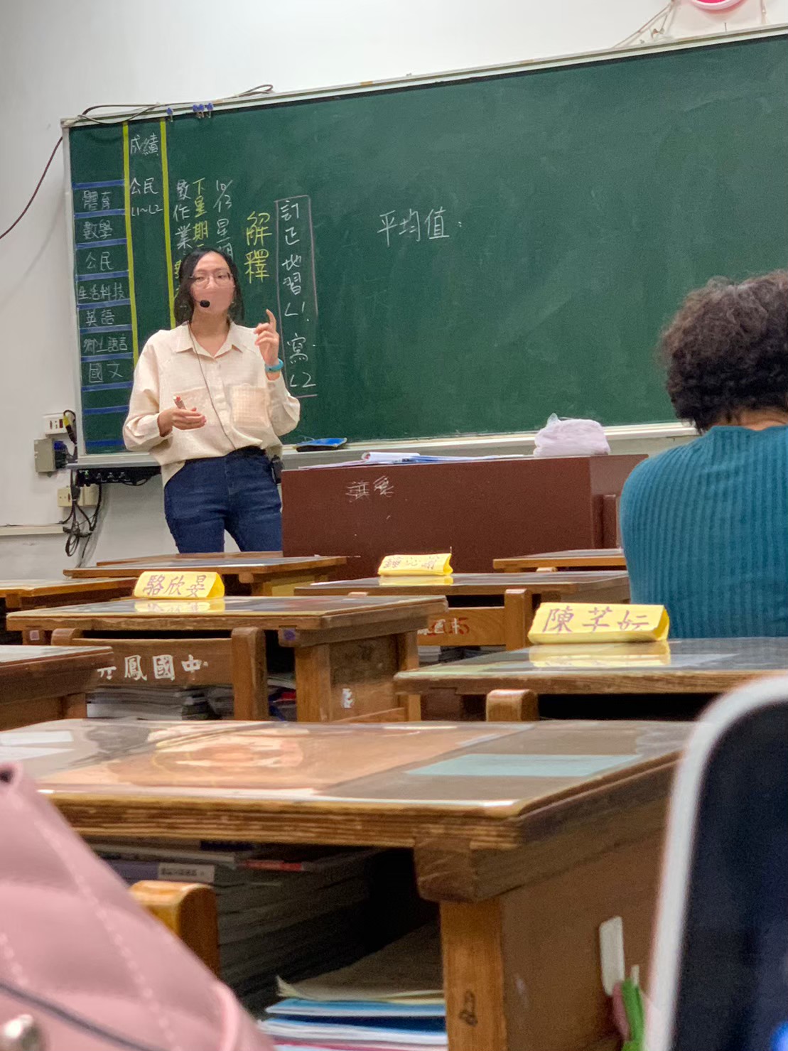 小均陪小金魚上補校課程，吃江湖麵館