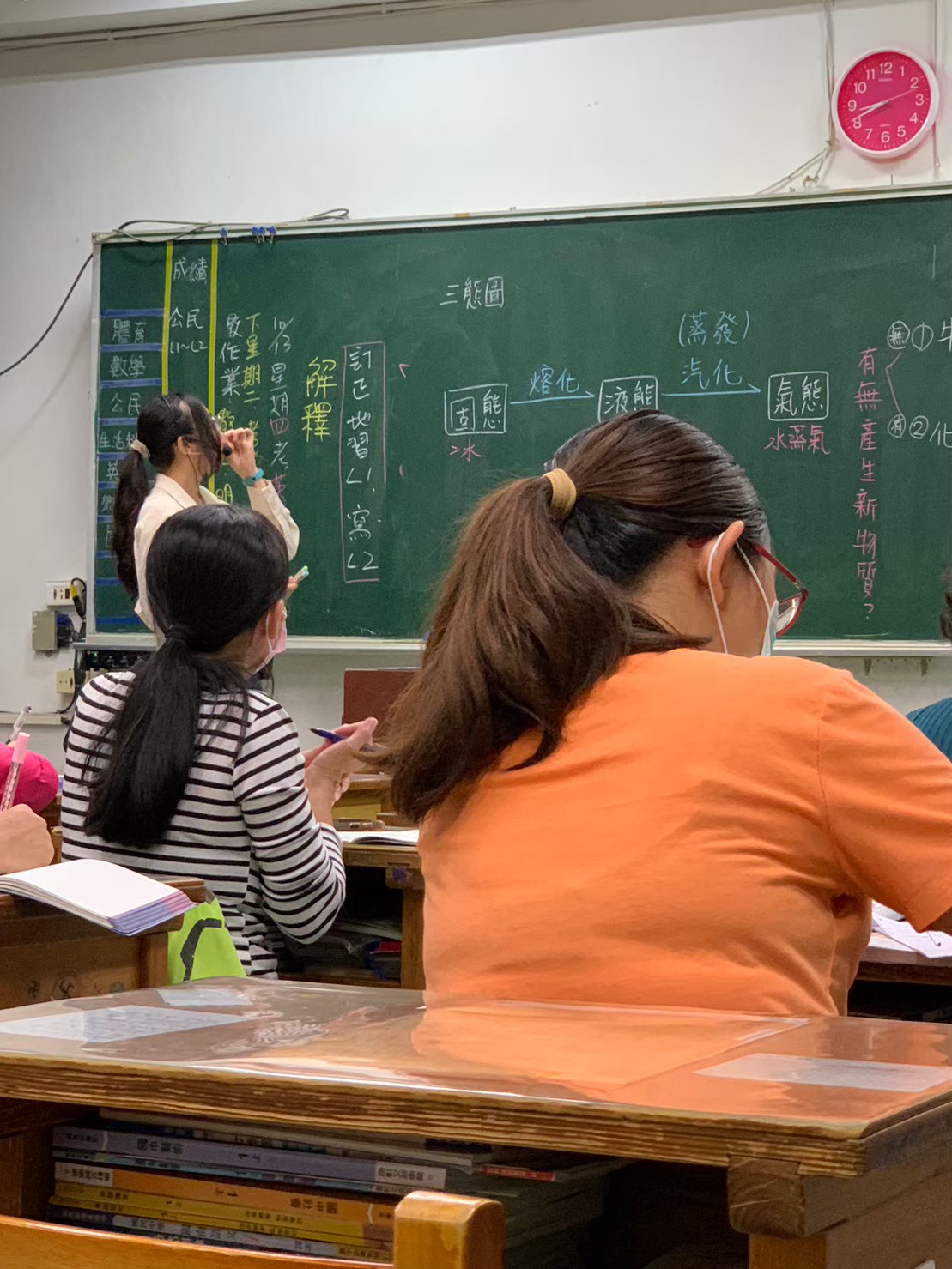 小均陪小金魚上補校課程，吃江湖麵館