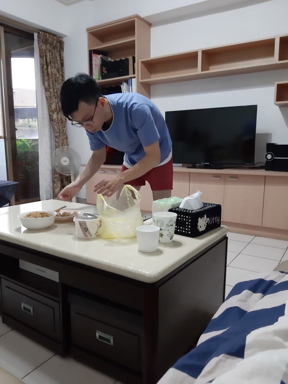 與小均約會，小紅來他照顧我