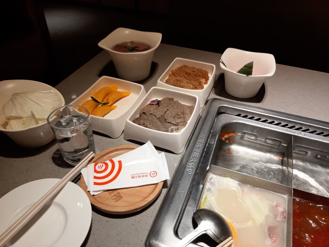 與小均吃早午餐，採買存糧，吃海底撈