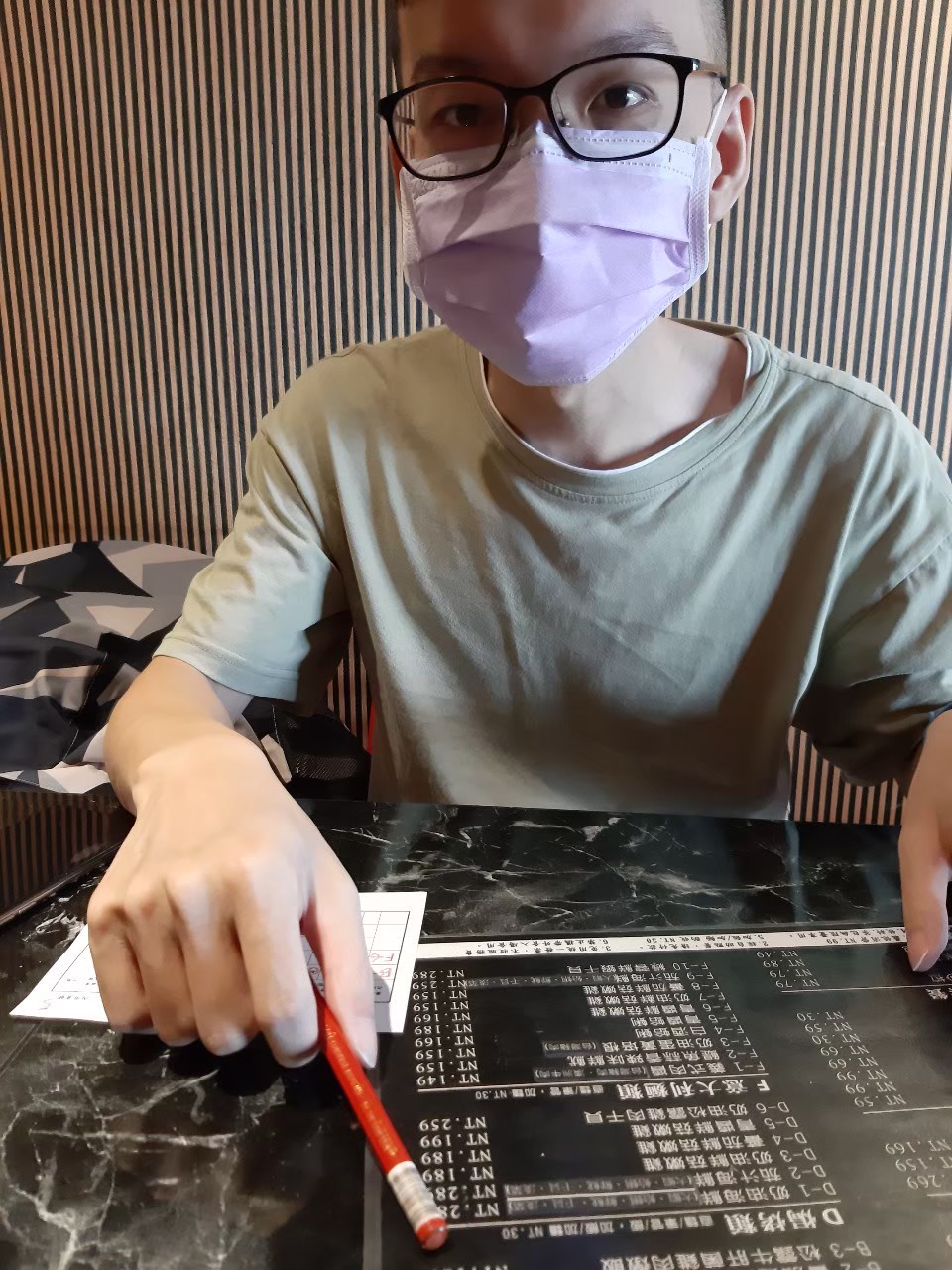 與小均午餐約會，買伴手禮，調眼鏡，整理家裡