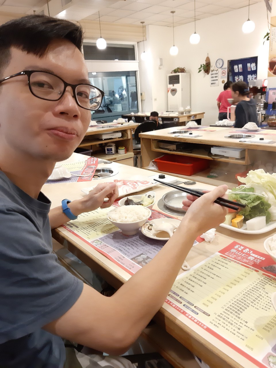 與小均吃火鍋，採買，當小紅來的小公主，挑磚跟門