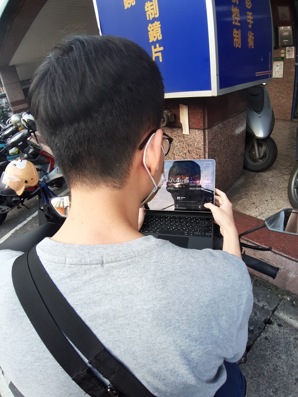 小均接我下班看眼科，陪我逛街領包裹