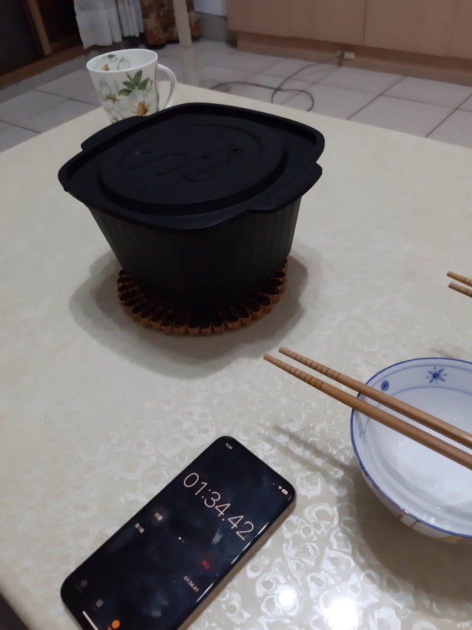 與小均下班約會，買甜點，吃自嗨鍋，穿情侶拖鞋買鹹酥雞，整理櫃子