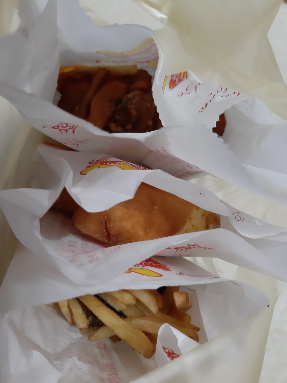 與小均下班約會，買甜點，吃自嗨鍋，穿情侶拖鞋買鹹酥雞，整理櫃子