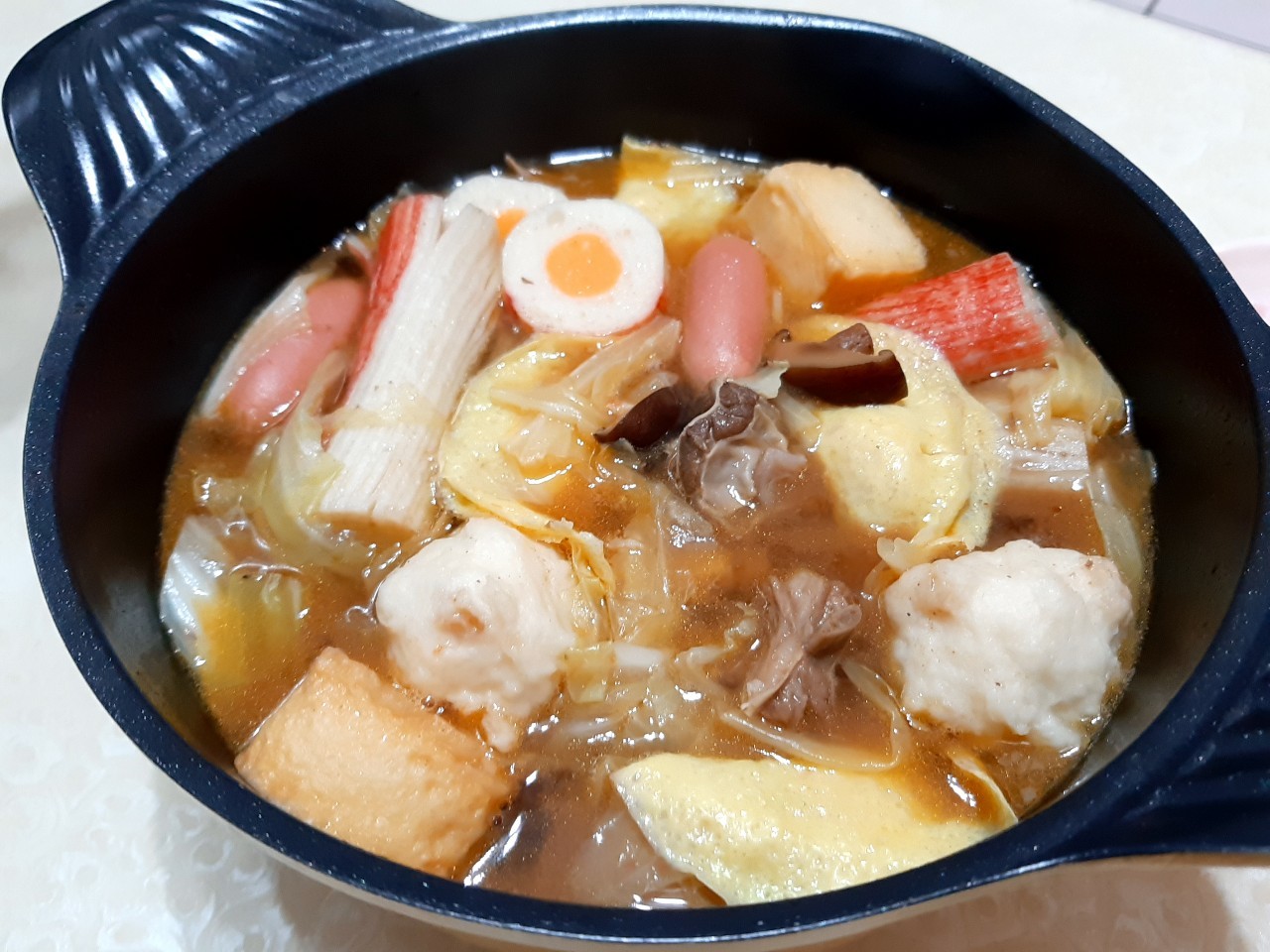 與小均認識一周年紀念日，交換禮物，買食材煮羊肉爐，整理香水櫃子