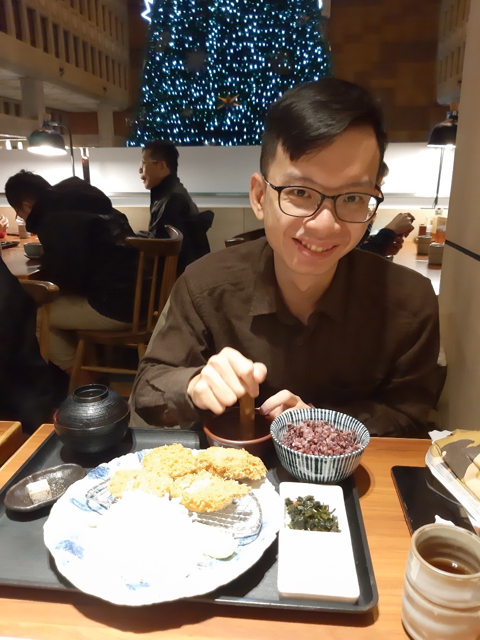 與小均去北車花熊好券，買帽子，看電影，吃豬排，買情侶水壺