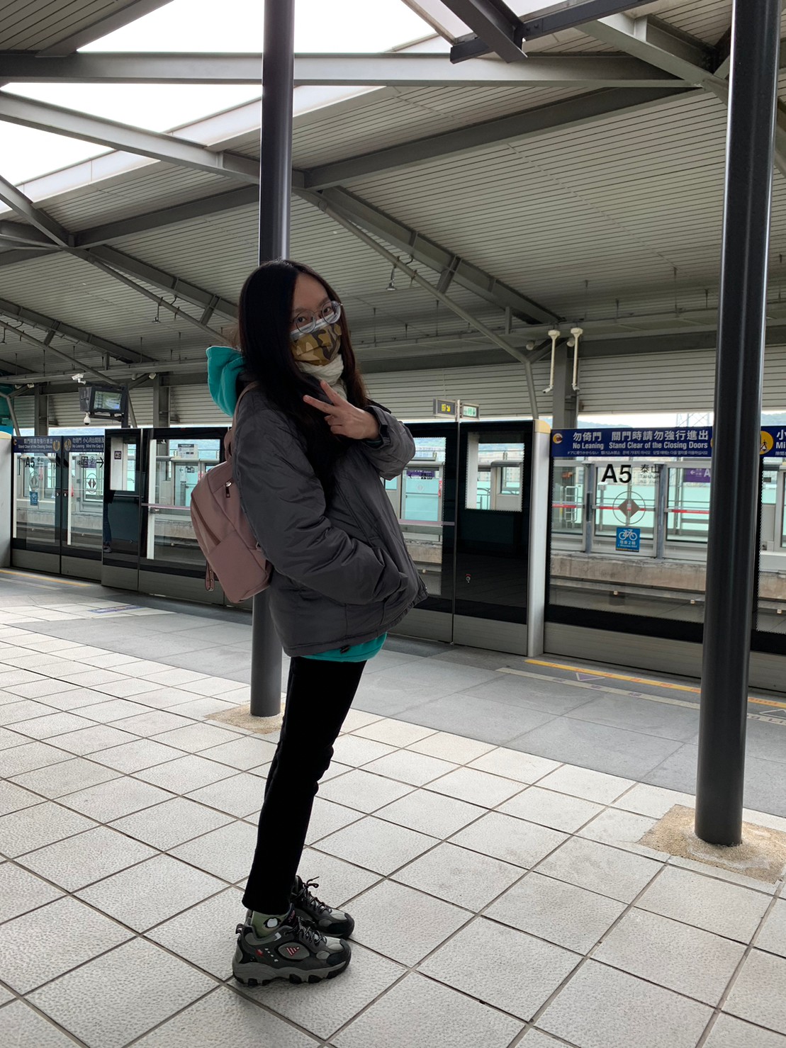 與小均去北車花熊好券，買帽子，看電影，吃豬排，買情侶水壺