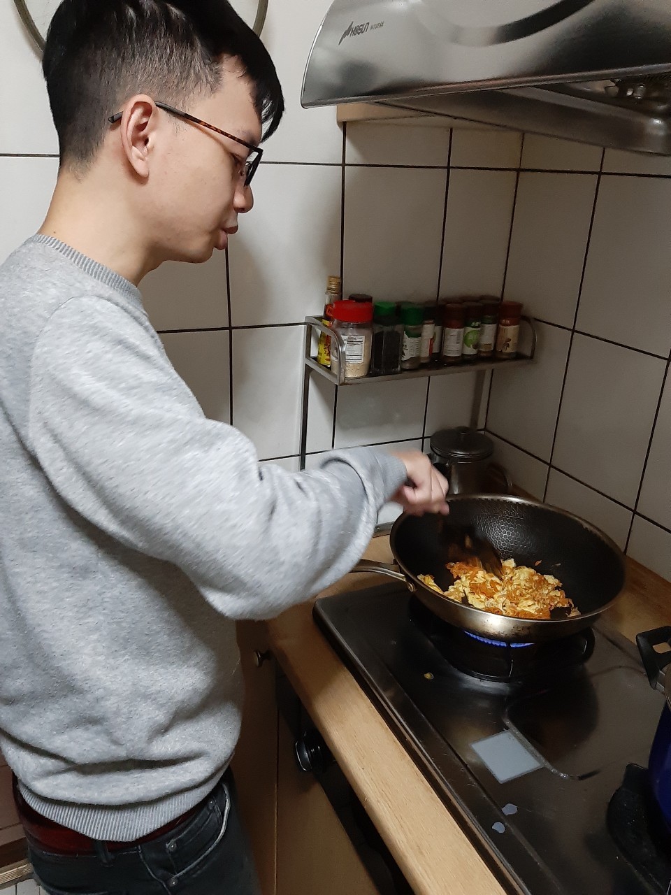 與小均做家事，玩桌遊，煮飯給我吃