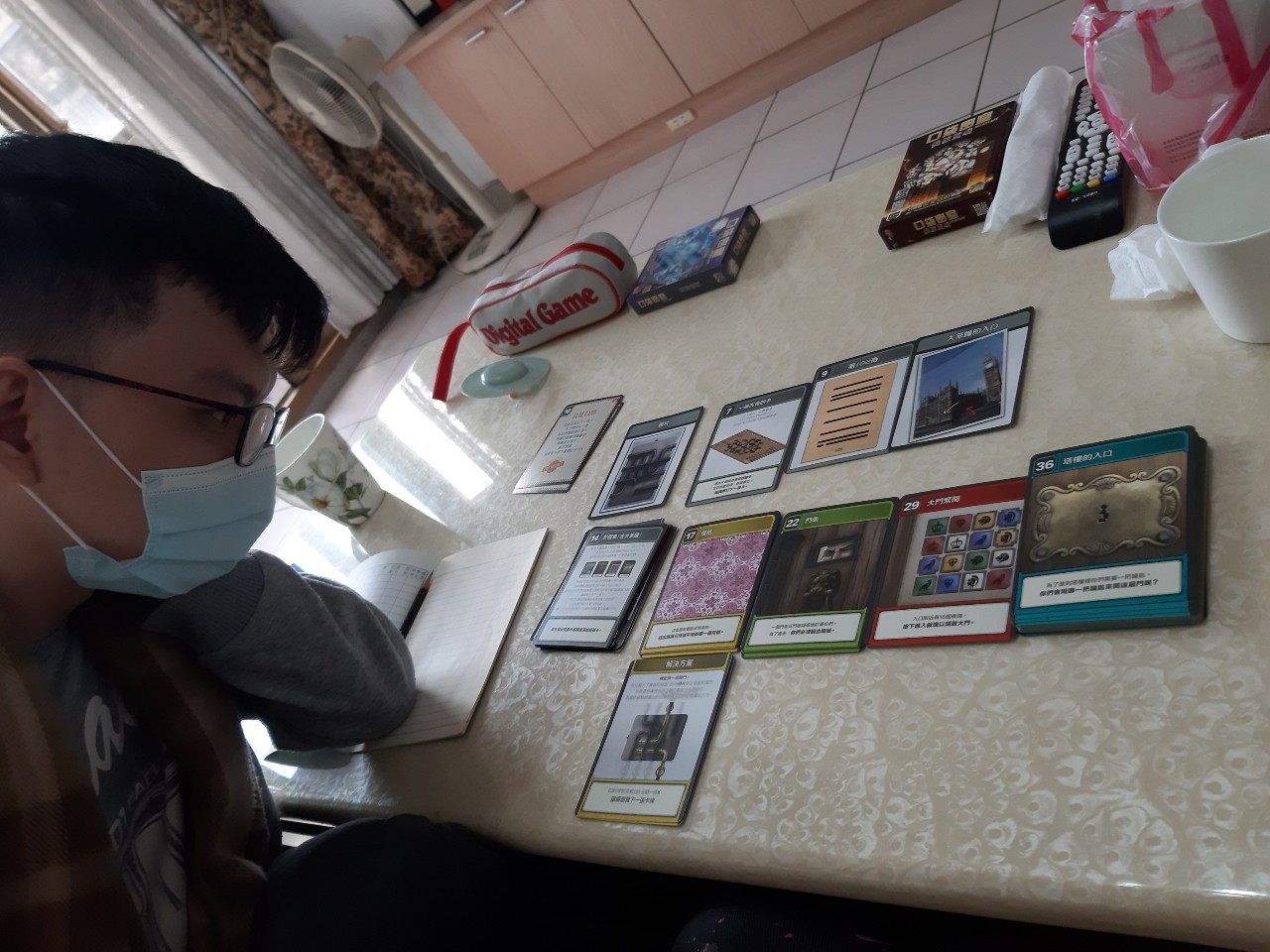 與小均做家事，玩桌遊，煮飯給我吃