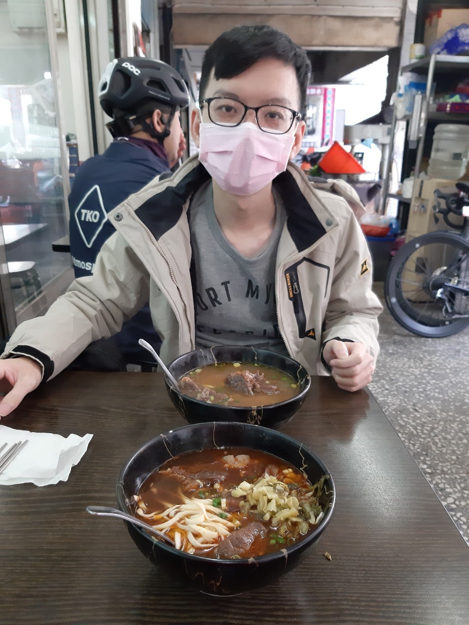 小均陪我剪頭髮，吃阿忠牛肉麵