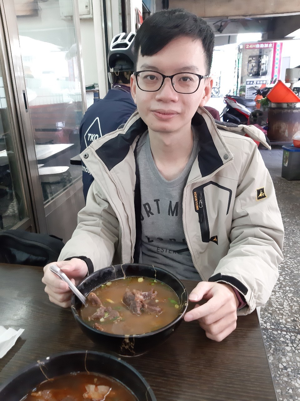 小均陪我剪頭髮，吃阿忠牛肉麵