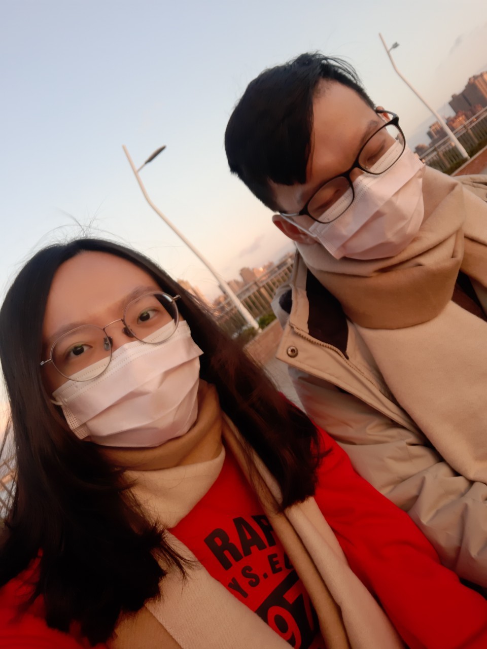 與小均慶祝交往一周年，吃北方麵食館，逛新莊廟街，新月橋送禮物，吃阿嬤古早味，買宵夜