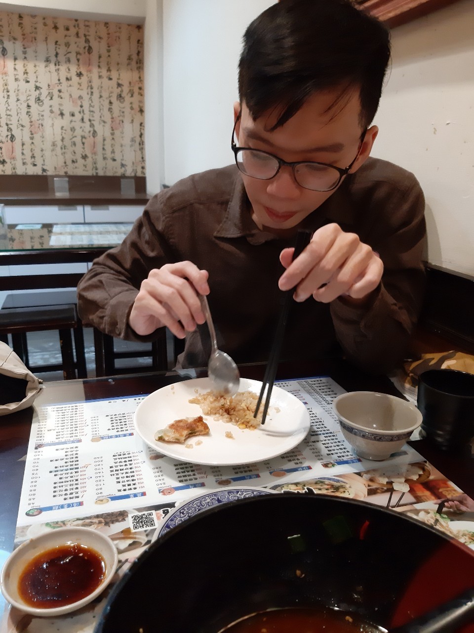 與小均慶祝交往一周年，吃北方麵食館，逛新莊廟街，新月橋送禮物，吃阿嬤古早味，買宵夜