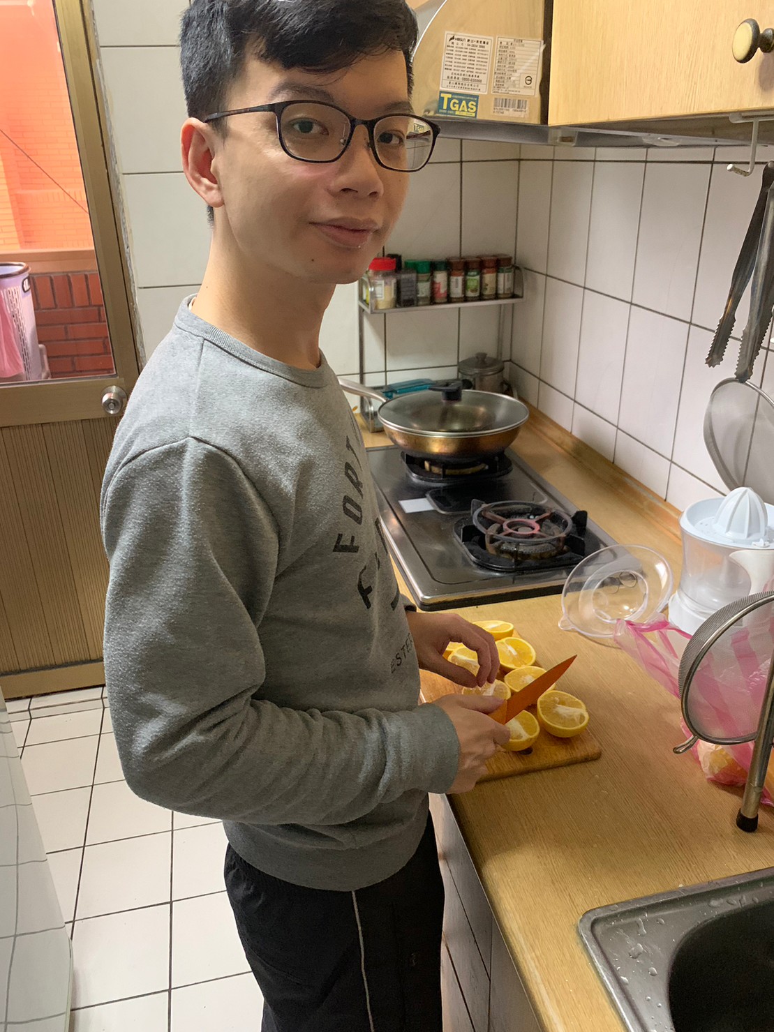 與小均吵架和好吵架又和好嗚嗚，煮咖喱飯，榨柳橙汁，吃壽司逛全聯