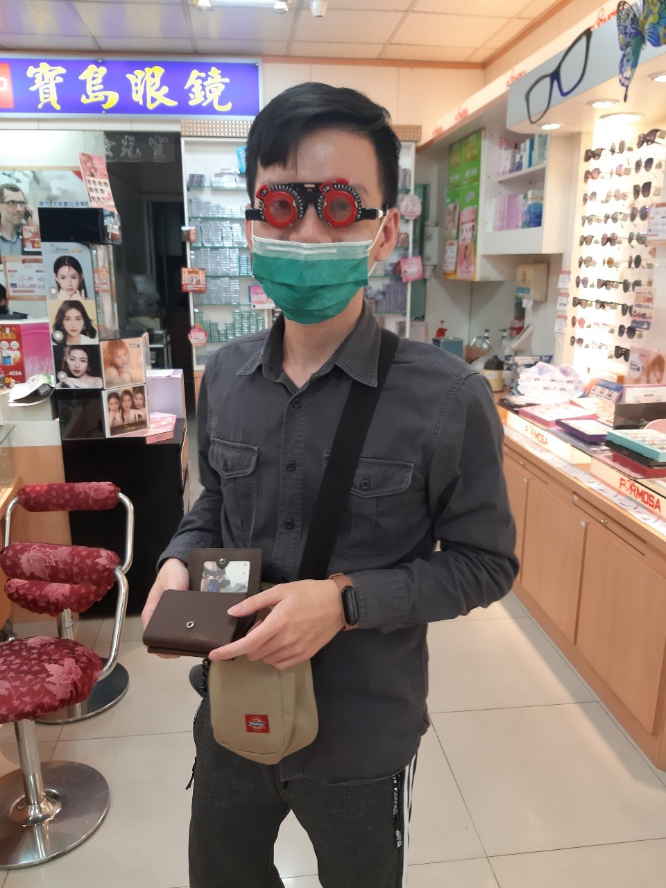 與小均吃黑蒜牛肉麵，逛宏匯，逛情侶鞋，吃享食，吃貴貴草莓，開福袋