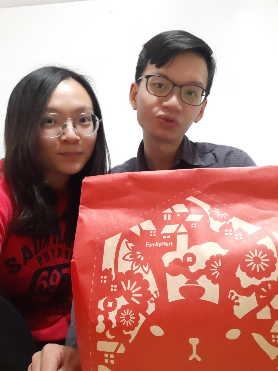 與小均吃黑蒜牛肉麵，逛宏匯，逛情侶鞋，吃享食，吃貴貴草莓，開福袋