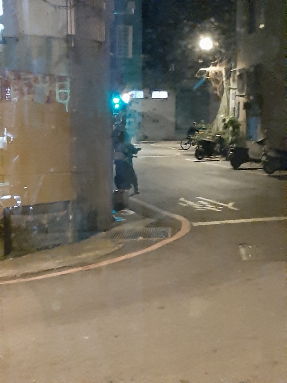 與小均下班約會，陪小均開會，照顧小紅來的我，拿新眼鏡，吃麥當勞，買南南