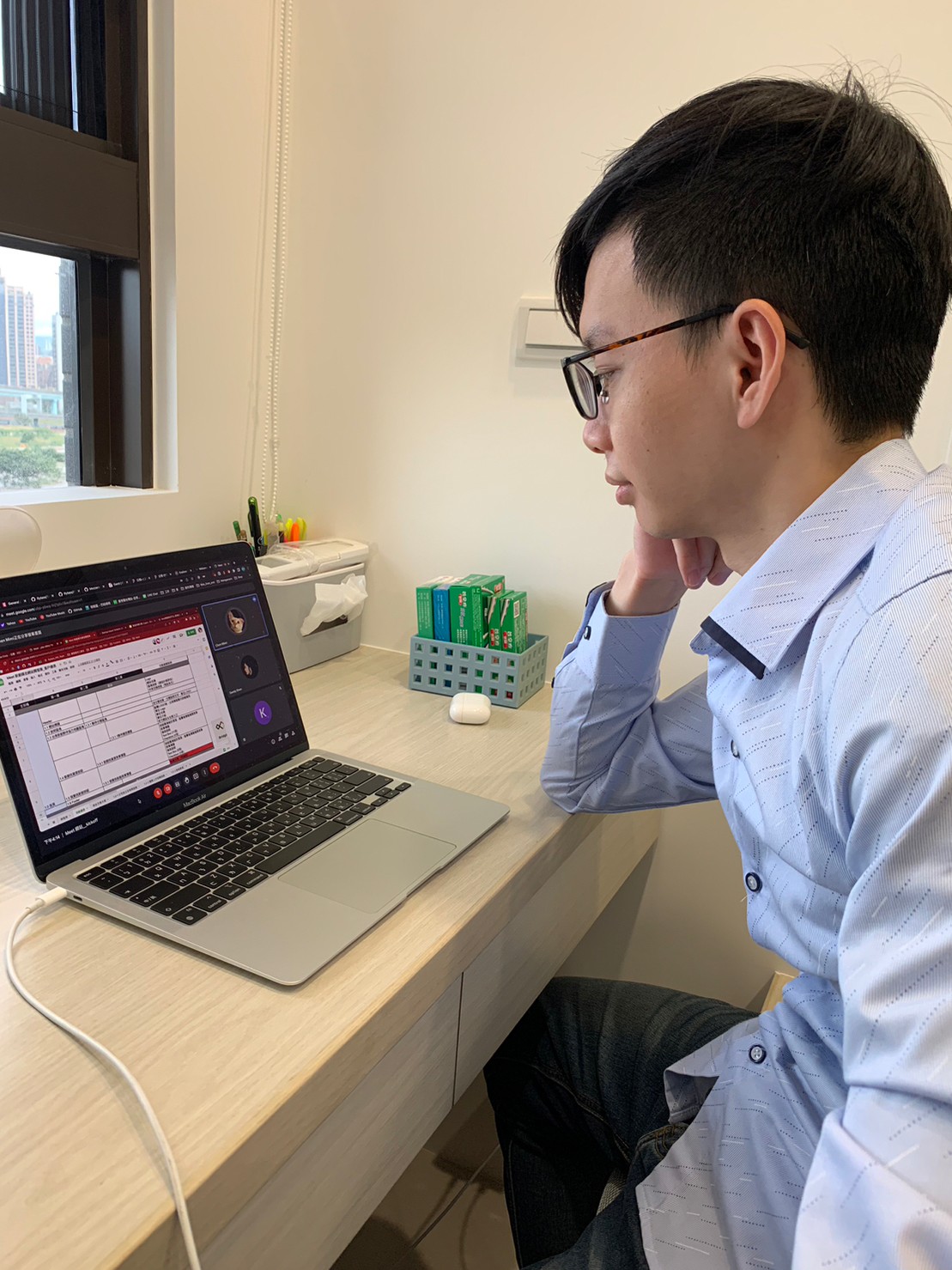 與小均下班約會，陪小均開會，照顧小紅來的我，拿新眼鏡，吃麥當勞，買南南