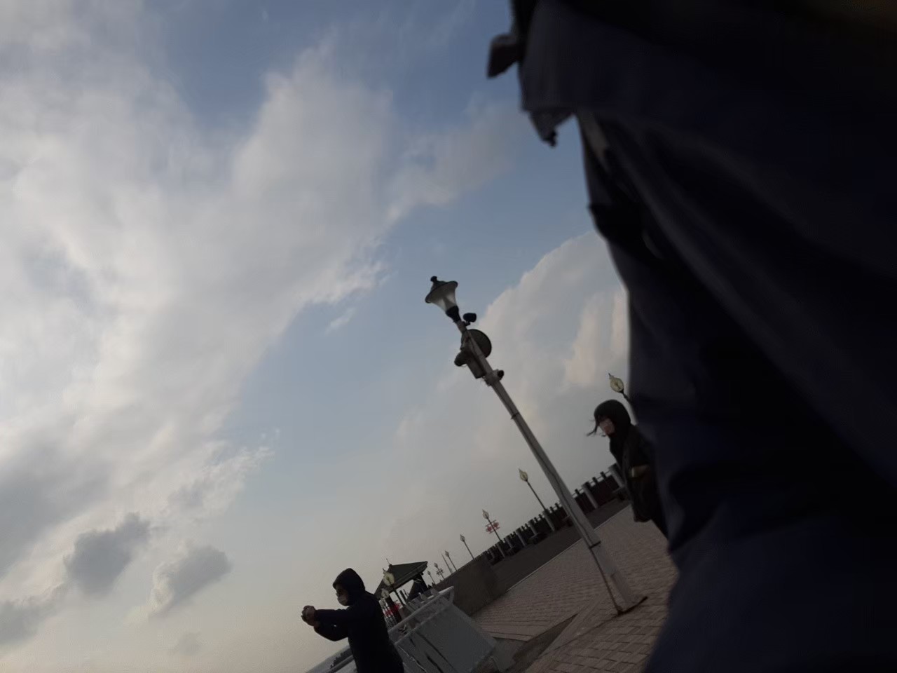 與小均開車出遊八里淡水，吃阿給，買餅，腳踏車攻克情人橋，刮刮樂，吃炸物，觀賞停車庫