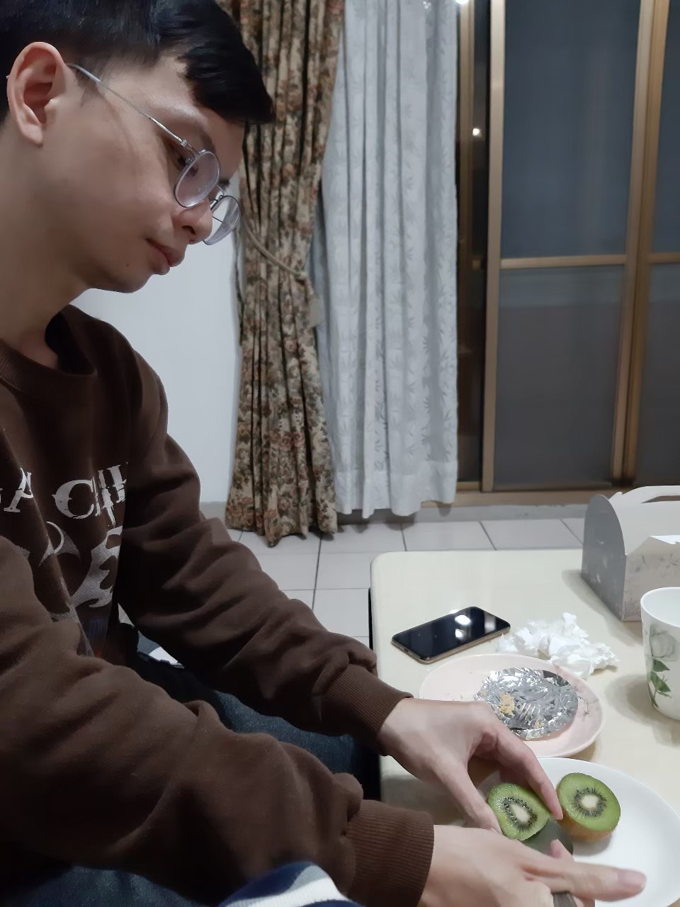 與小均買水果，腳底按摩，吃涮涮鍋，採買餅乾，榨柳丁汁，切水果吃，吃甜點