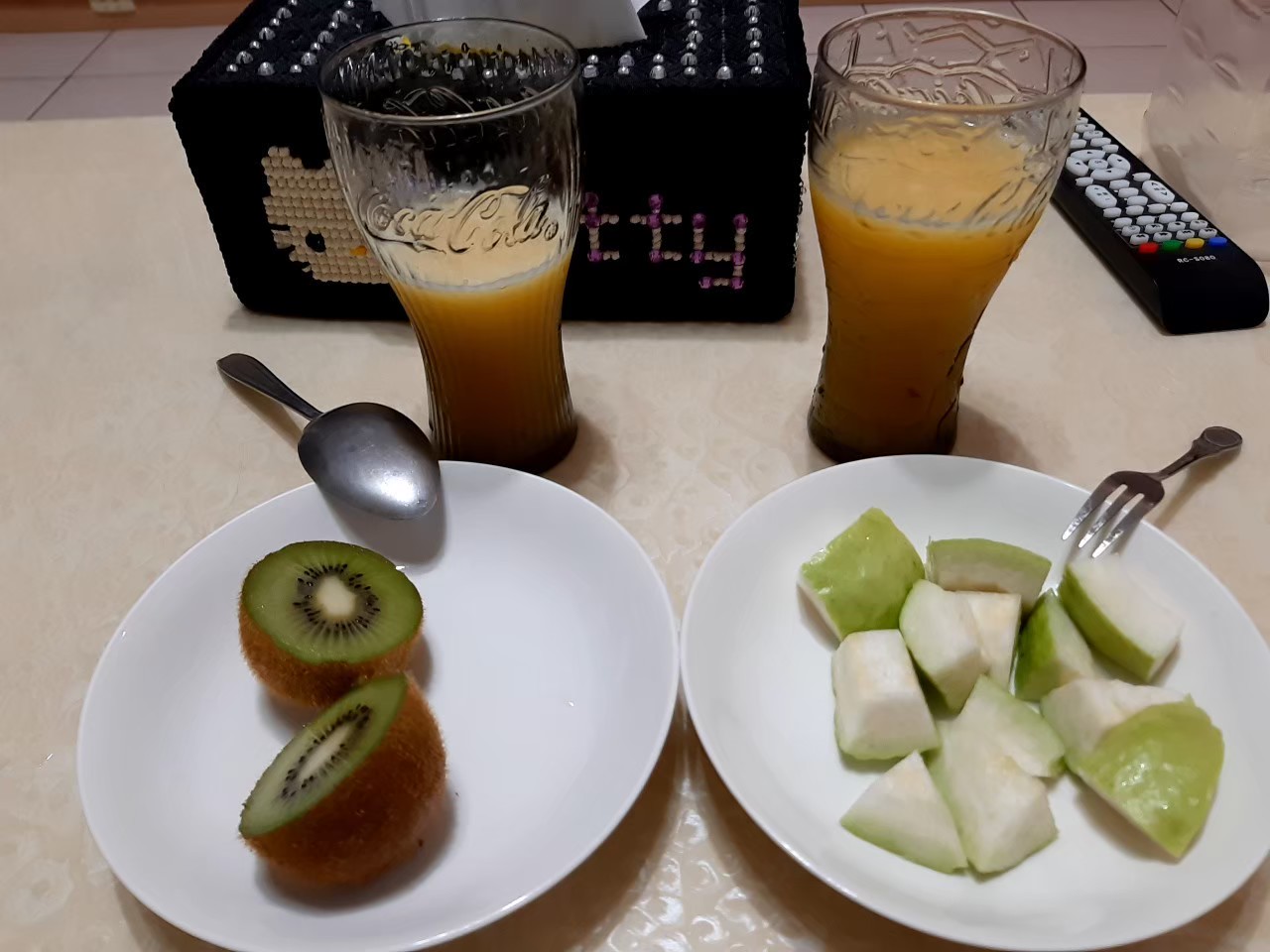 與小均買水果，腳底按摩，吃涮涮鍋，採買餅乾，榨柳丁汁，切水果吃，吃甜點