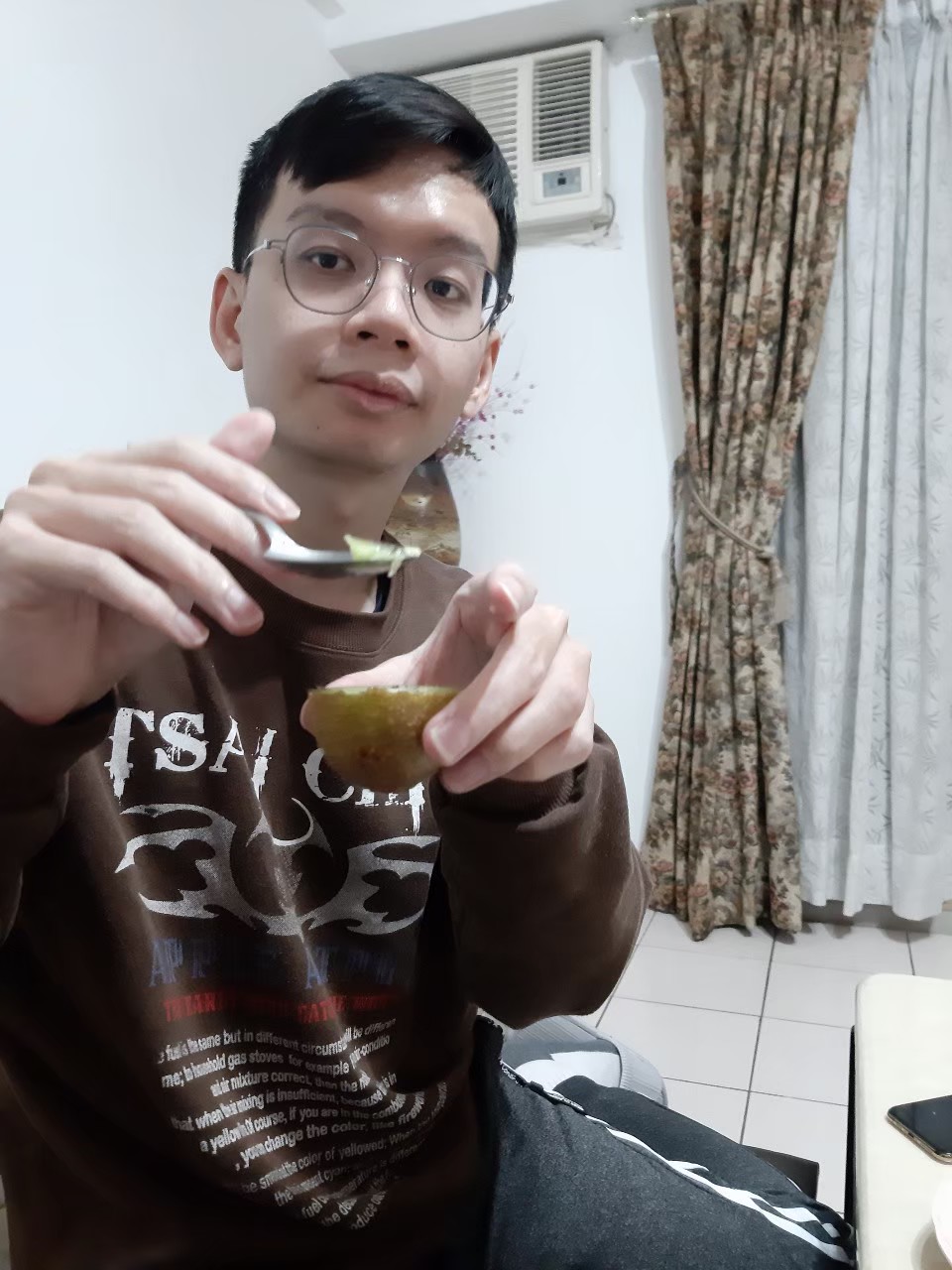 與小均買水果，腳底按摩，吃涮涮鍋，採買餅乾，榨柳丁汁，切水果吃，吃甜點