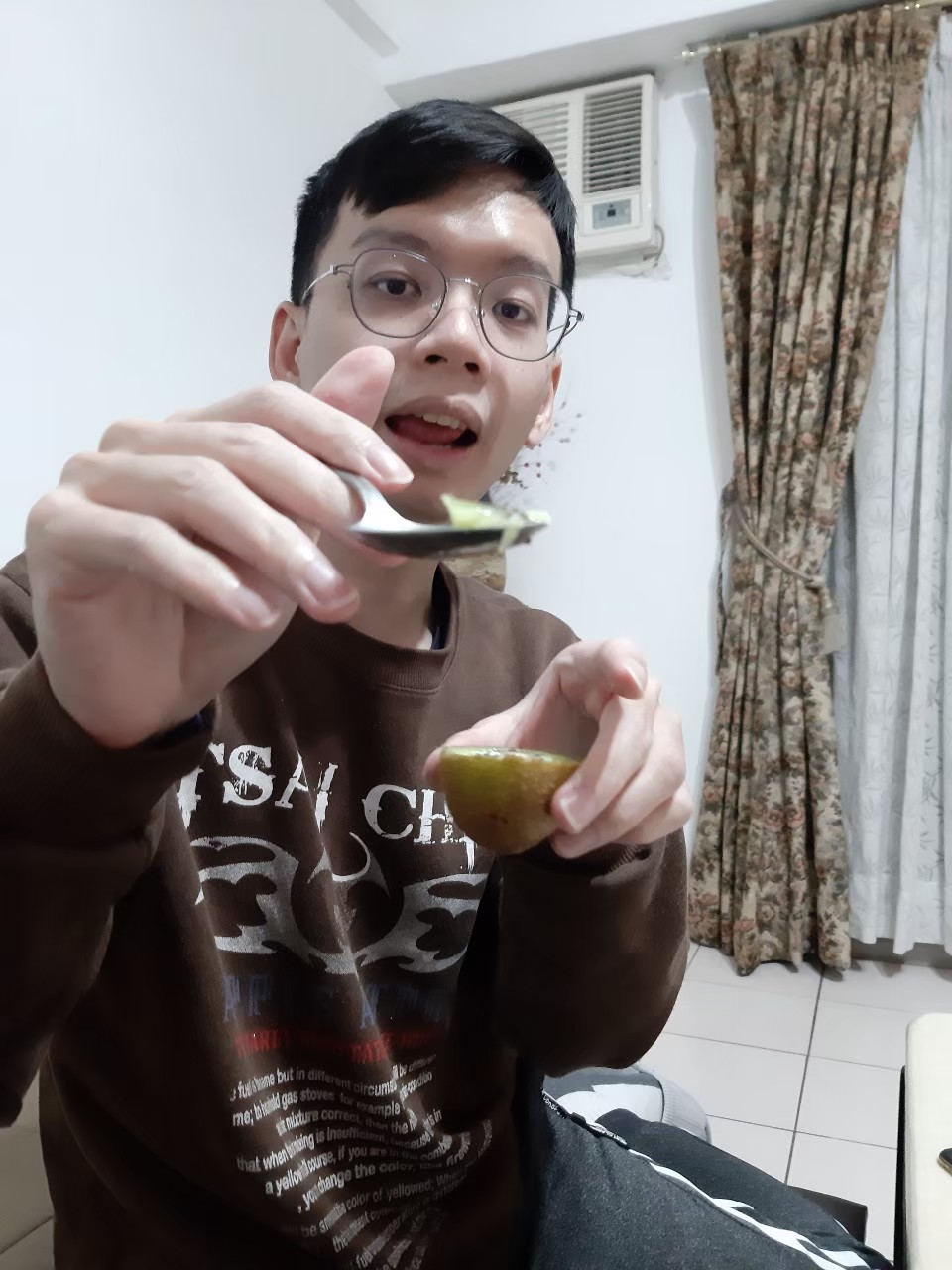 與小均買水果，腳底按摩，吃涮涮鍋，採買餅乾，榨柳丁汁，切水果吃，吃甜點