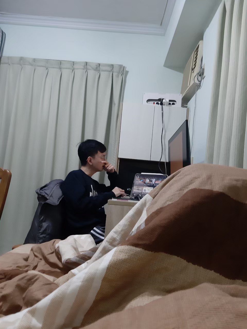 與小均遠端上班備課，弘爺早午餐，吃炸彈蔥油餅好爽，鐵板燒吃爆，調眼鏡