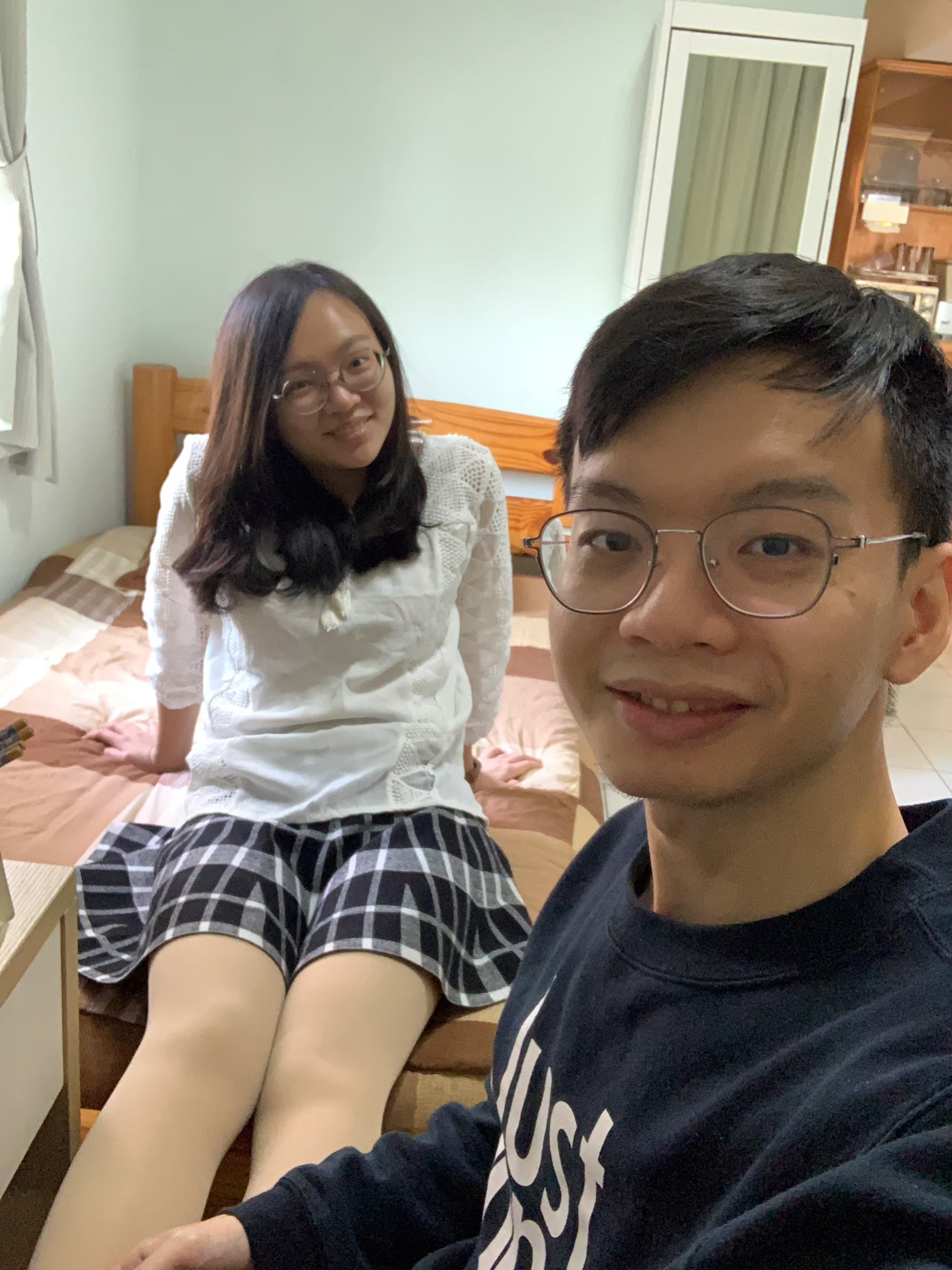 與小均遠端上班備課，弘爺早午餐，吃炸彈蔥油餅好爽，鐵板燒吃爆，調眼鏡