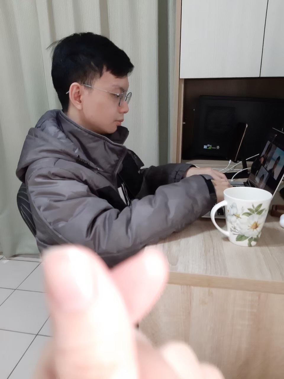 與小均遠端上班備課，弘爺早午餐，吃炸彈蔥油餅好爽，鐵板燒吃爆，調眼鏡