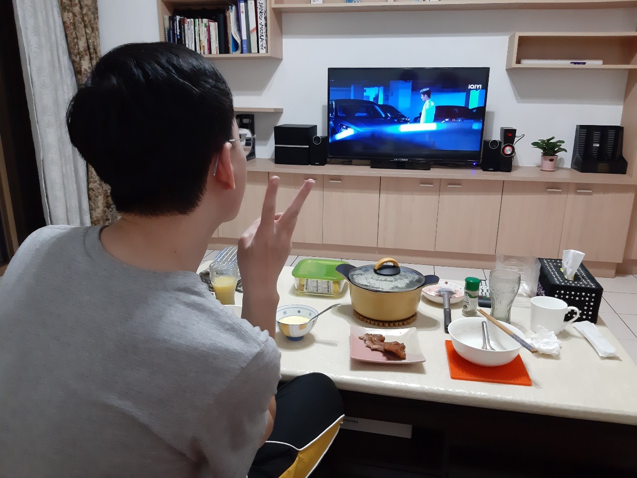 與小均一起採買，做曲奇餅乾，榨柳丁汁，慶祝情人節送禮物