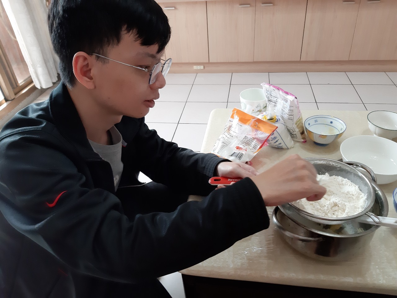 與小均一起採買，做曲奇餅乾，榨柳丁汁，慶祝情人節送禮物