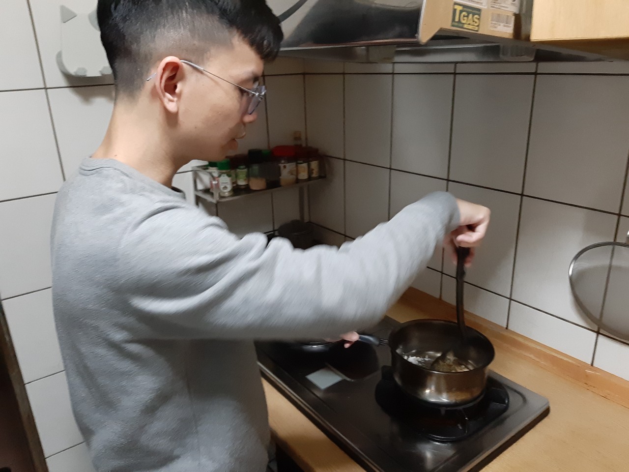 與小均下班約會充電，全聯採買，煮韓國椪餅，開箱包裹