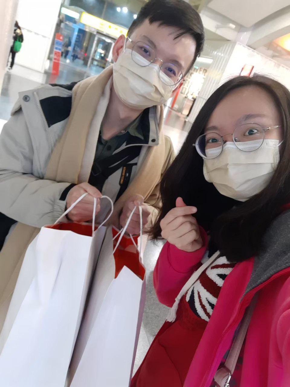 與小均吃藏壽司，洗牙，看雷雷的鬼滅，買情侶鞋，吃牛肉麵，換機油，喝迷克夏