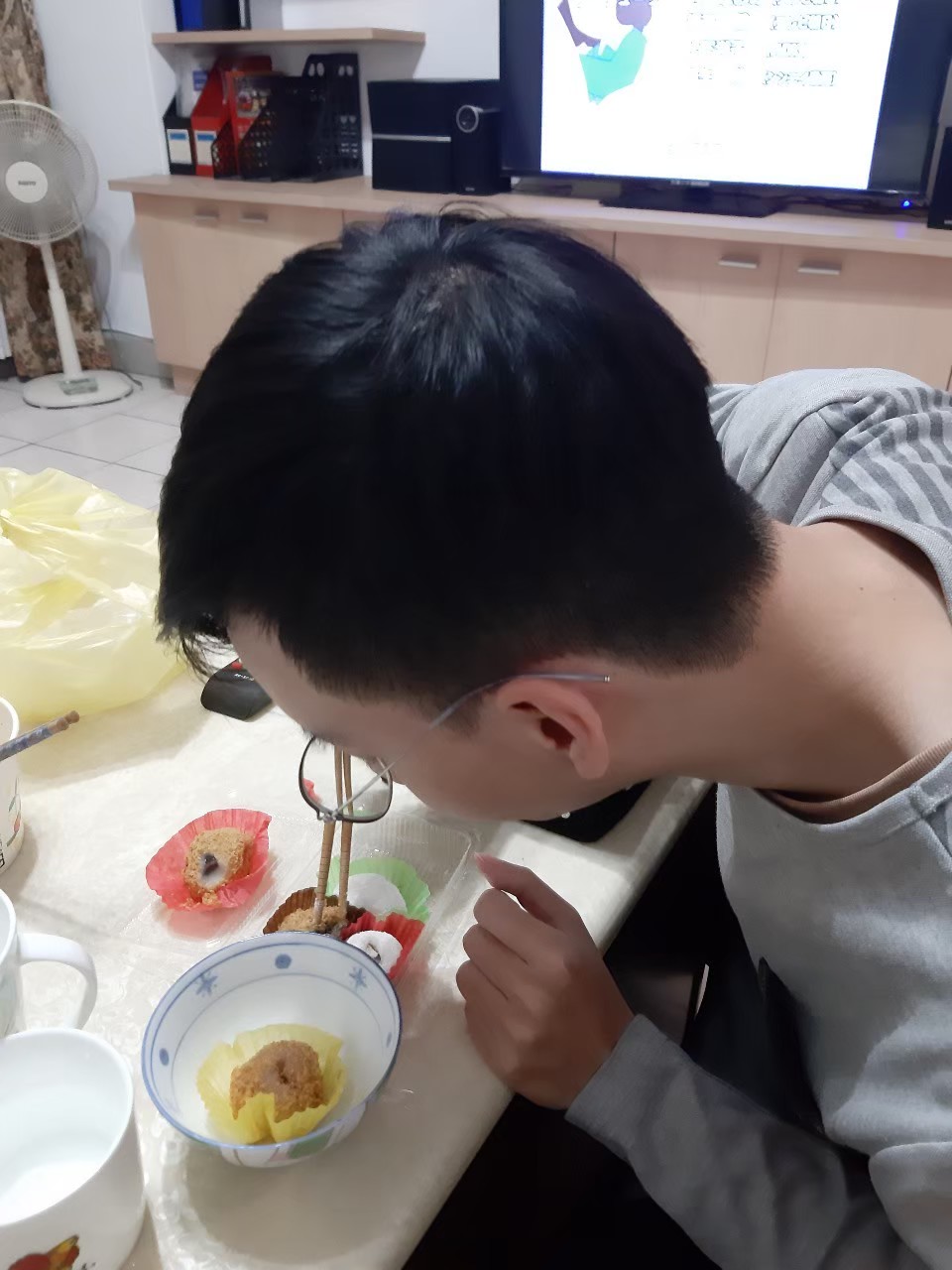 與小均下班約會，吃爆爽，買到紅豆餅好吃，吃麻糬