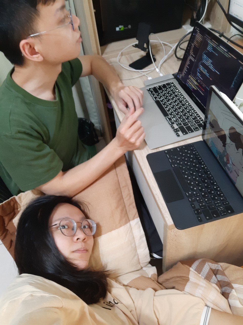 下班找小均充電吃披薩