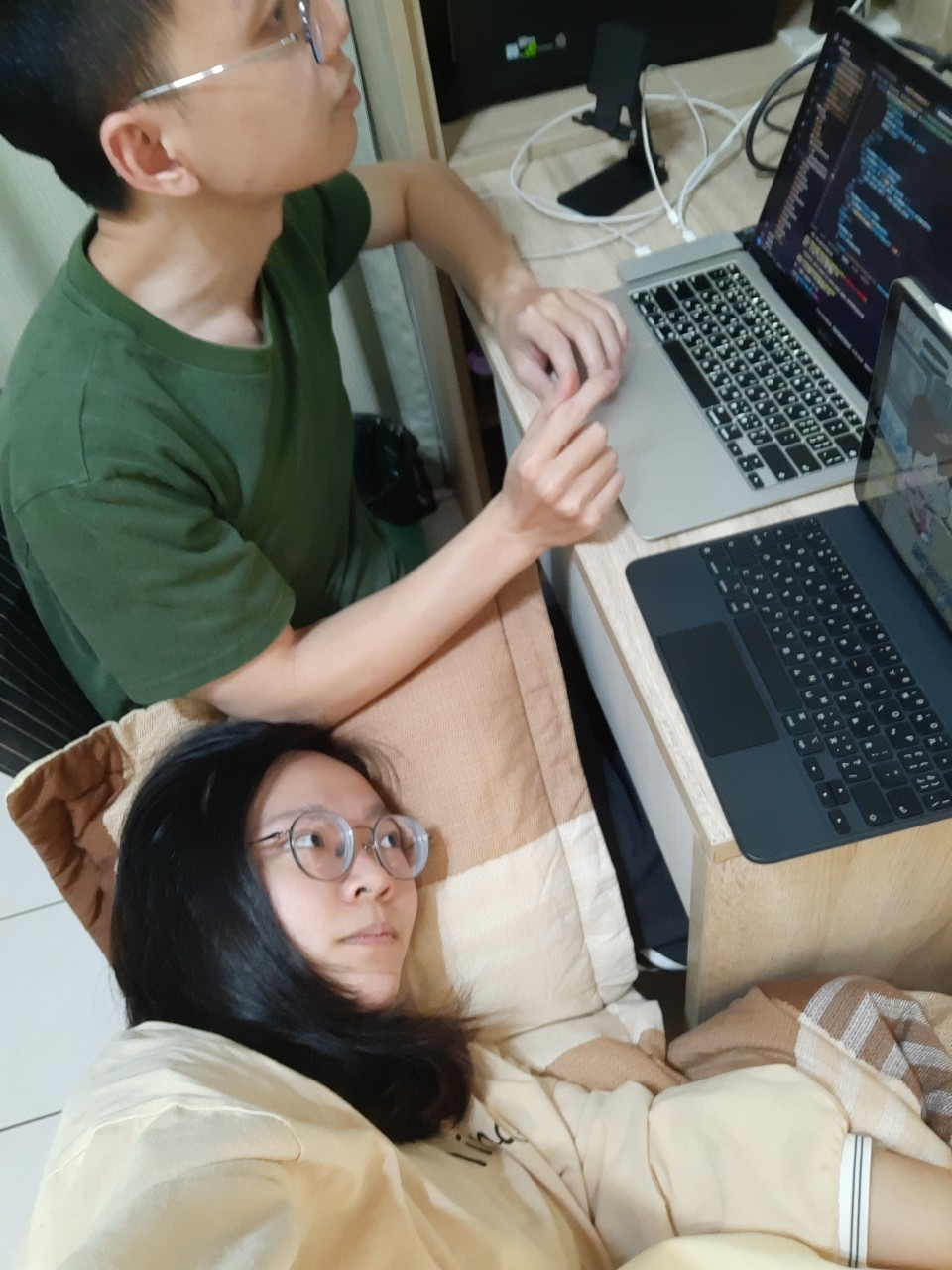 下班找小均充電吃披薩