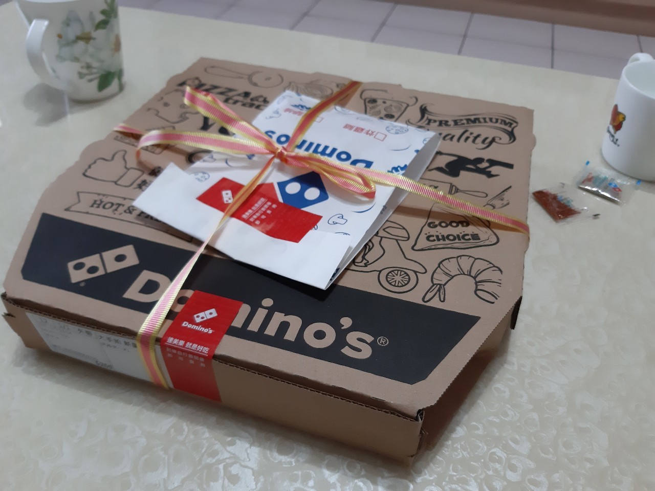 下班找小均充電吃披薩