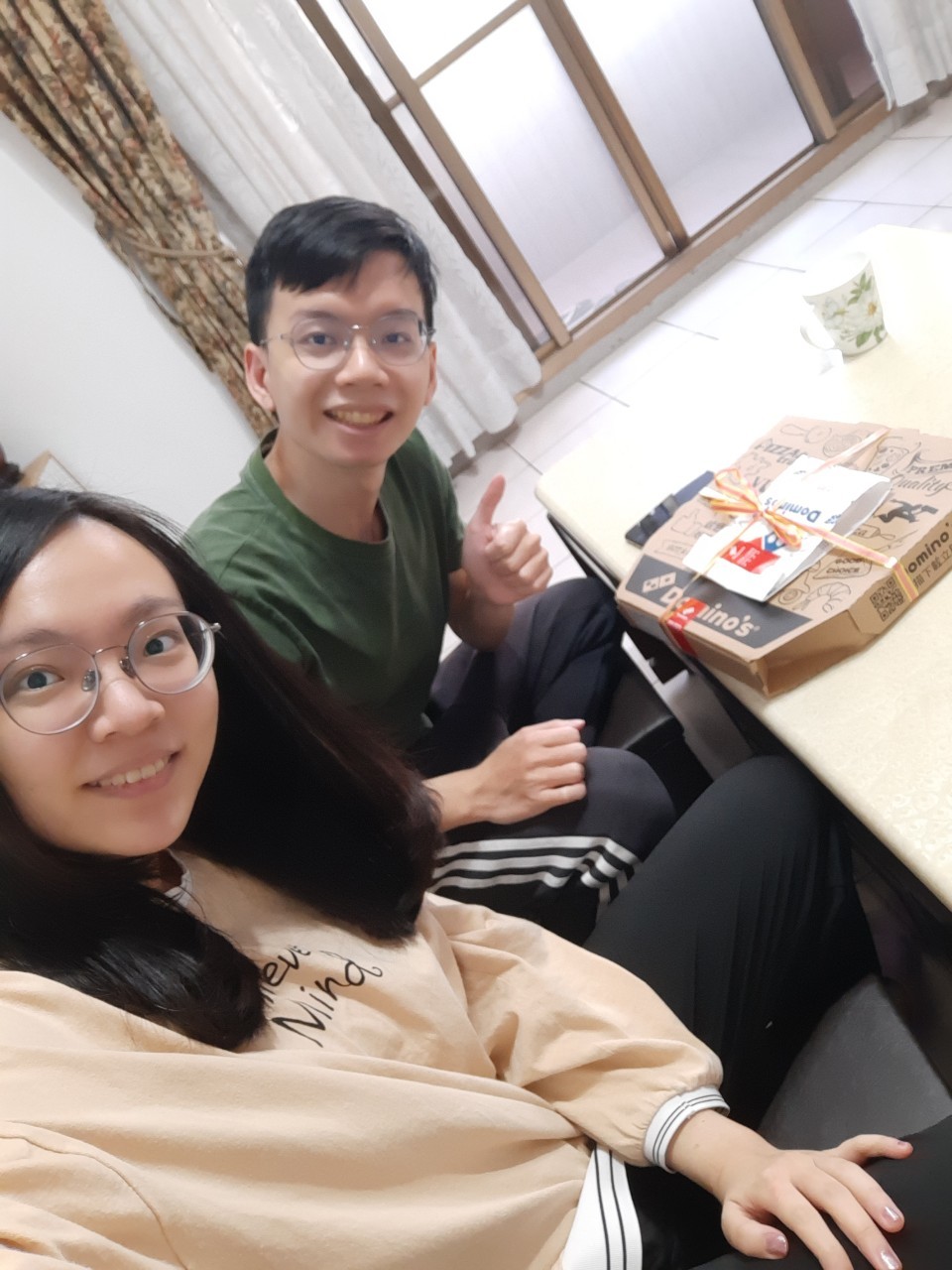 下班找小均充電吃披薩