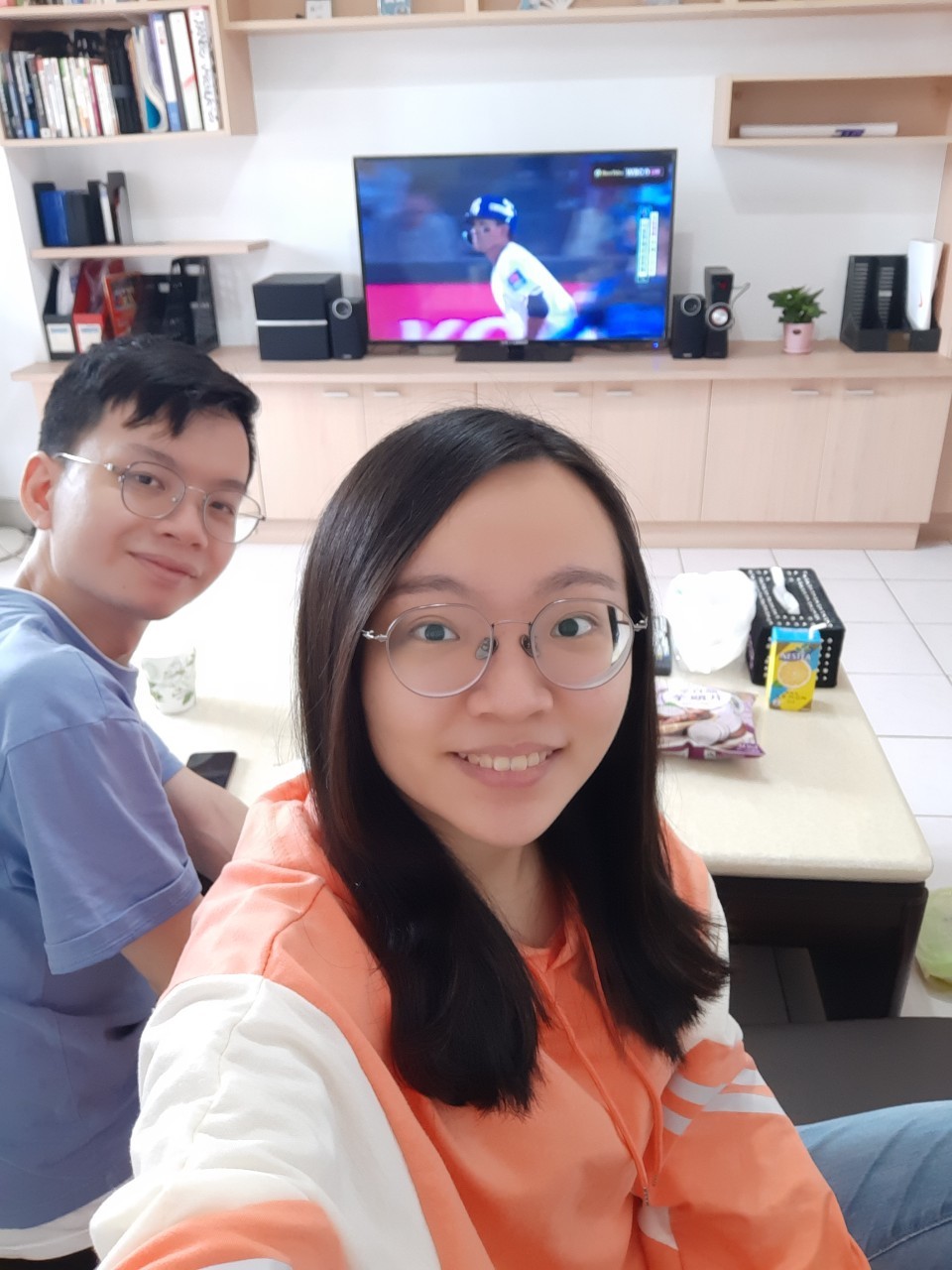 與小均採買，看職棒直播，做餅乾，逛屈臣氏，吃火鍋