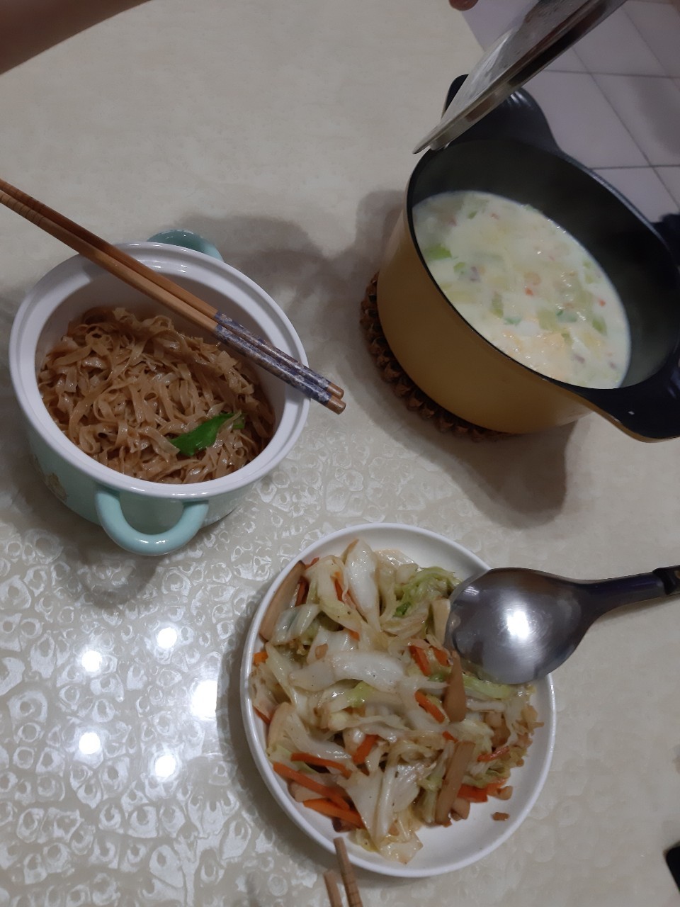 與小均約會過白色情人節，吃麵屋十八甲，盲測薑茶，煮晚餐