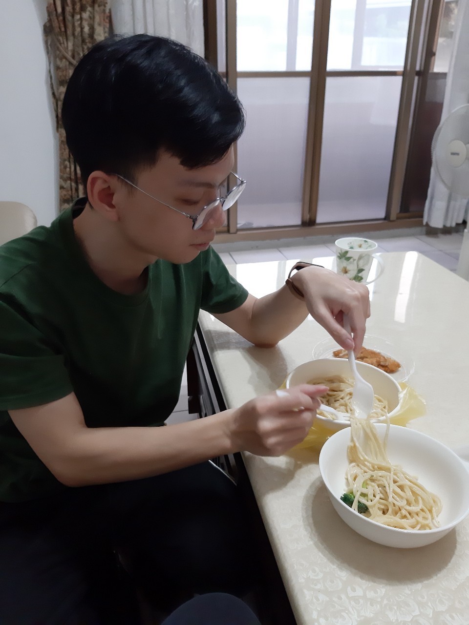 小均接小公主下班照顧，逛小北，買東山鴨頭宵夜