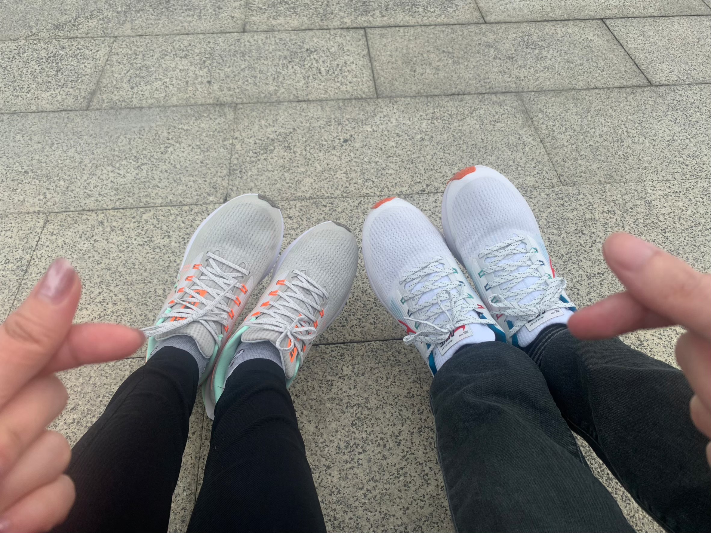 一起穿新鞋，435藝文特區，吃牛肉麵，看電影，買甜甜圈