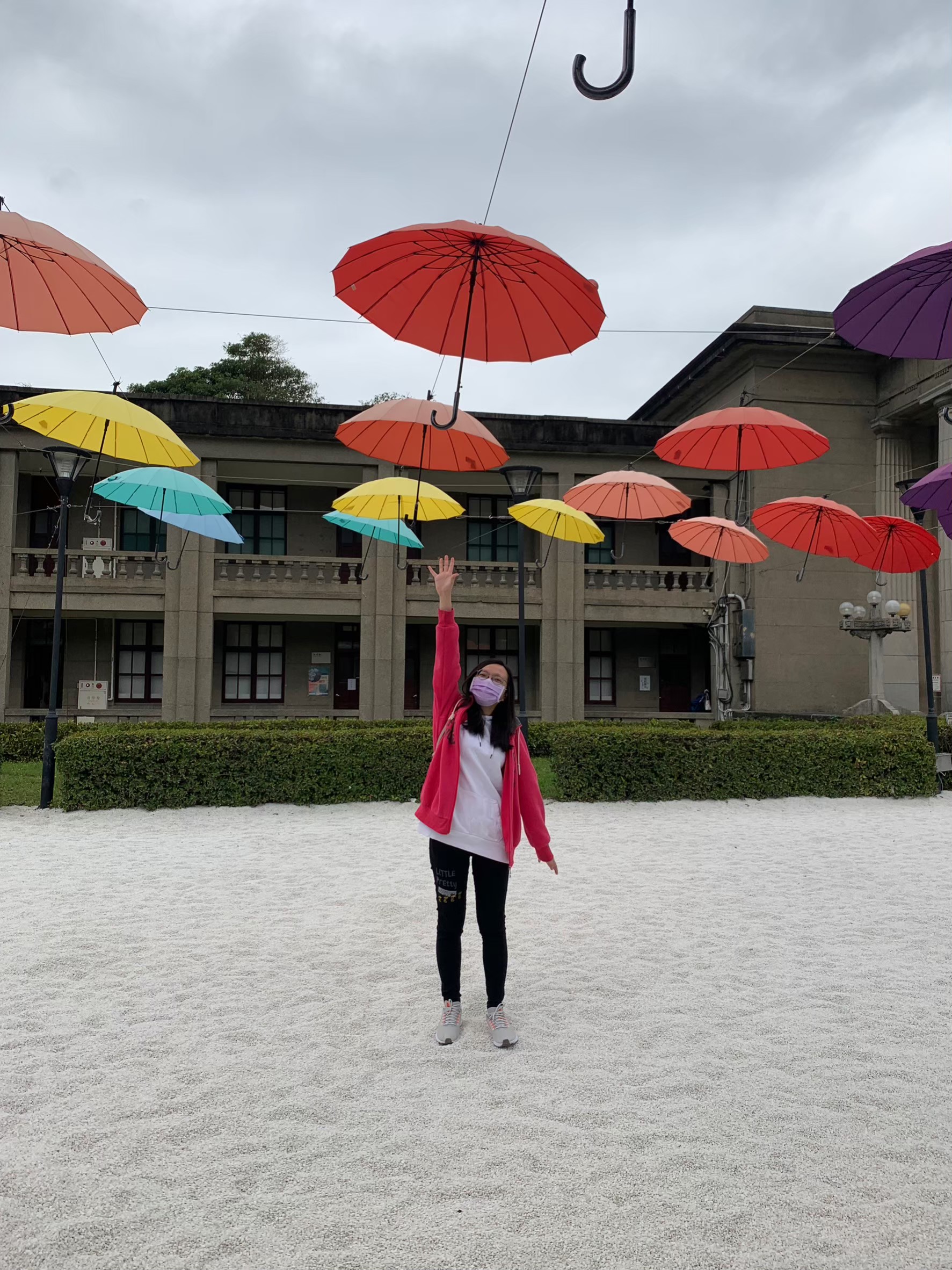 一起穿新鞋，435藝文特區，吃牛肉麵，看電影，買甜甜圈